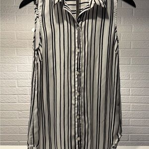 H&M Black and White Sleeveless Button Down Shirt
